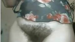 ARAB WIFE SHOWS HER HAIRY PUSSY